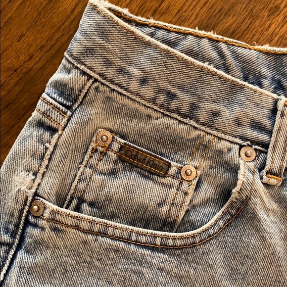 Calvin Klein Jeans |Vintage Hi-Rise Mom Jean Short - Picture 3 of 8